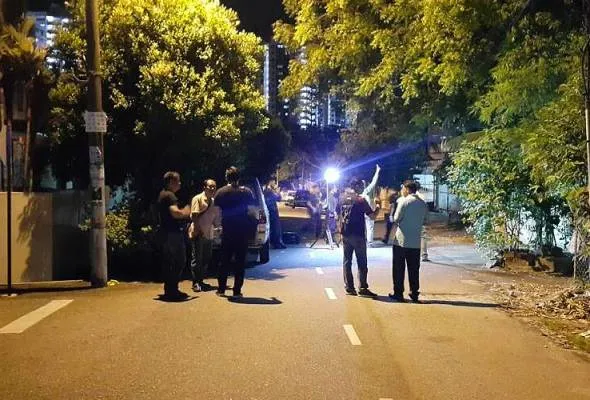 Lelaki nyaris terkena tembakan di depan rumah