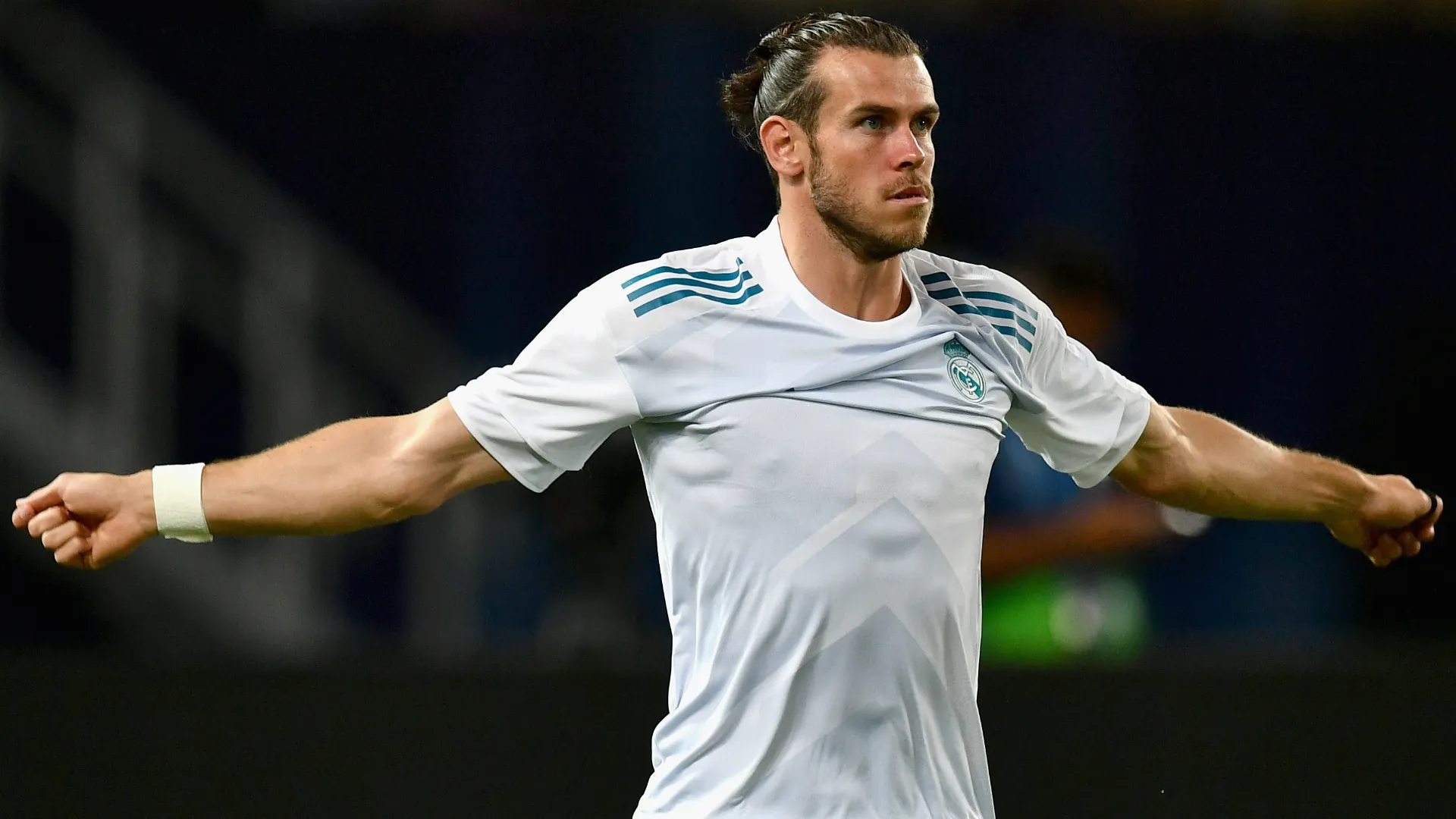bale-cropped_wsnksdy27nmm1nu3bi6kxns0y.jpg