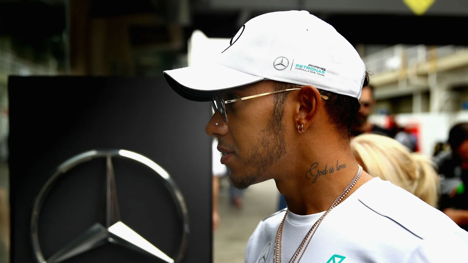 lewishamilton-cropped_sq7v9g9a7ki11r0u44qqocm09.jpg