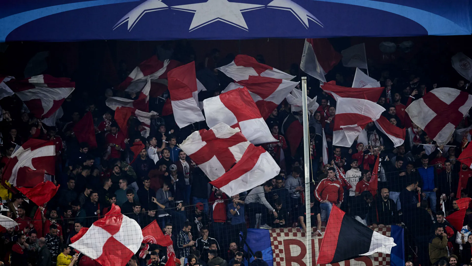 liverpoolfans-cropped_4z8s2hd5bl3m1kvybt951au3w.jpg