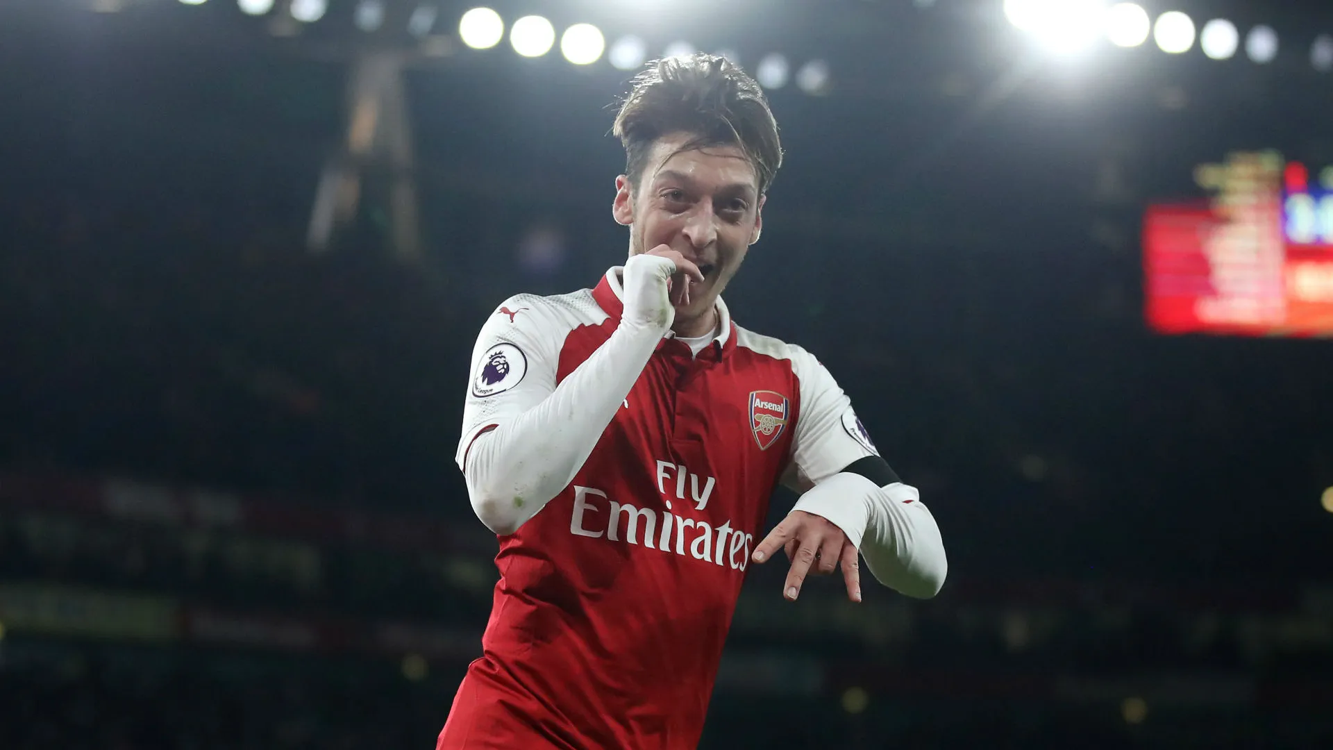 mesutozil-cropped_2z75vtjcb7lj15olhmo0rab6g.jpg