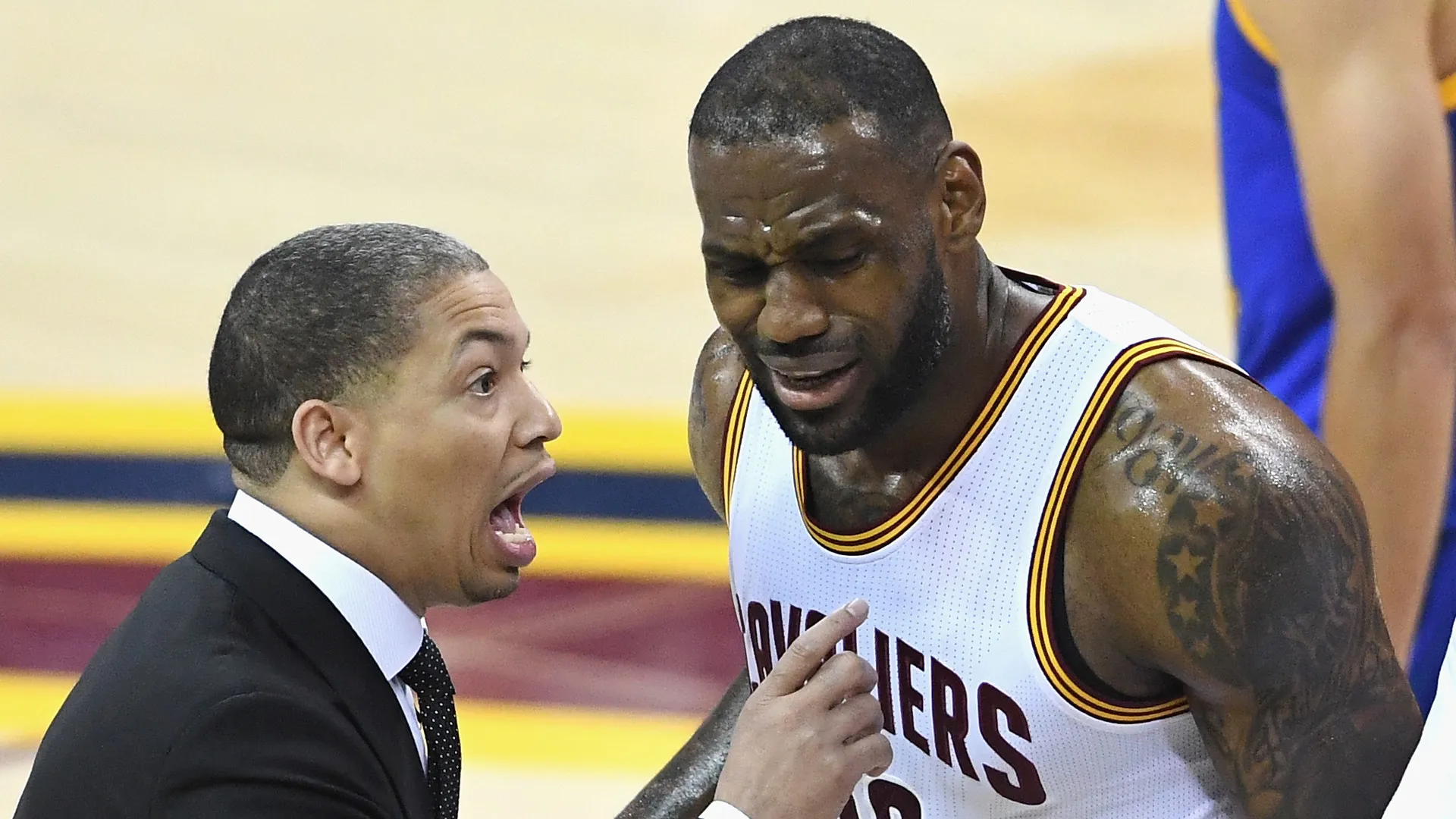 tyronn-lue-left-and-lebron-james-right_16zni3hyo7w2d1nusu814jxhio.jpg