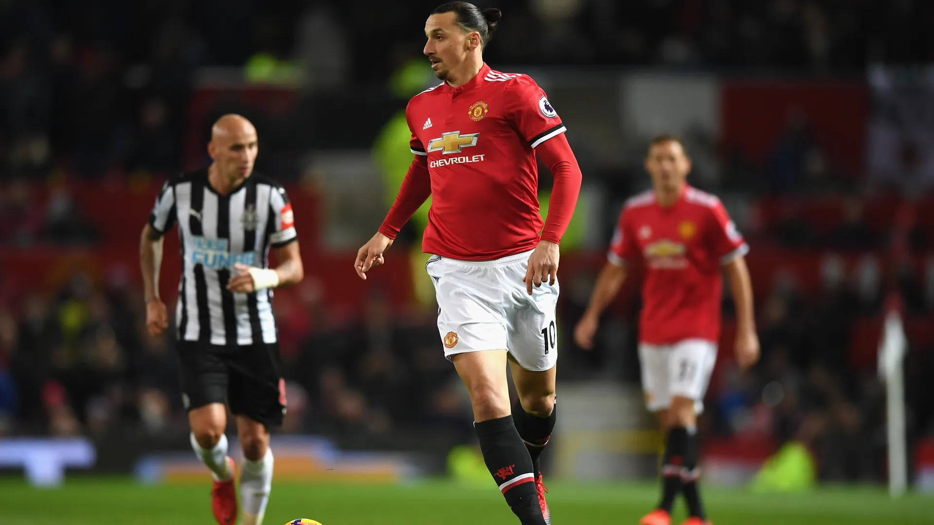 zlatanibrahimovic-cropped_1unekl6hs79mx1dg5kpyynked2.jpg