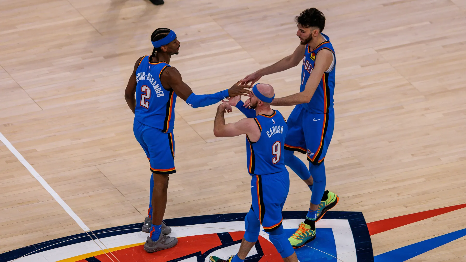 shai-gilgeous-alexander-chet-holmgren-and-alex-caruso_1fqpzotjondpv1y24jot26tx4b.png