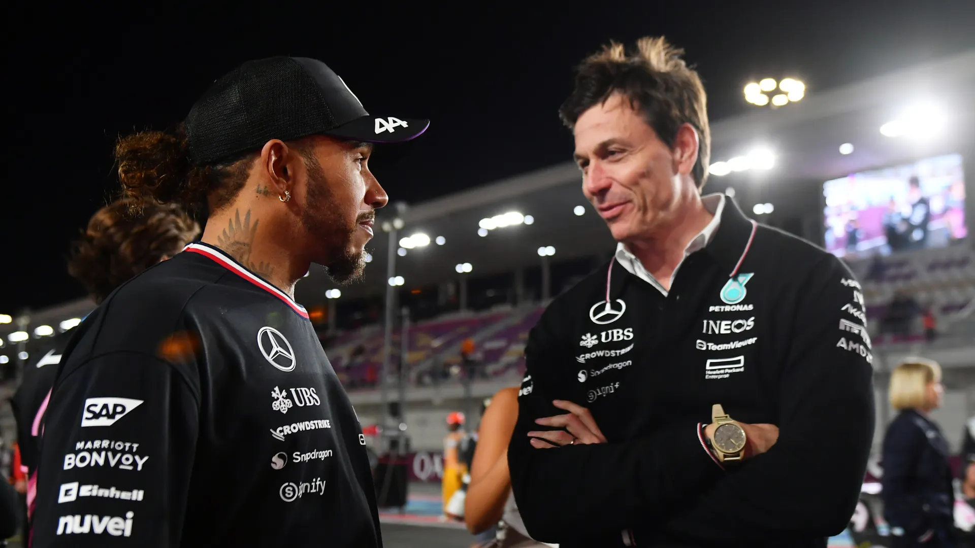 lewis-hamilton-and-toto-wolff_ib6slcg88ga3zrn76owo1gax.png
