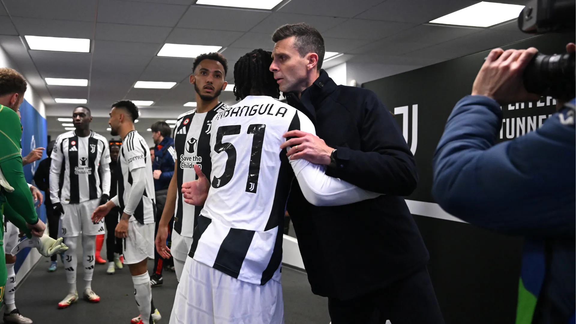 thiago-motta-and-samuel-mbangula_13wshrnyvp2fw13y2gj0uc3jjt.png