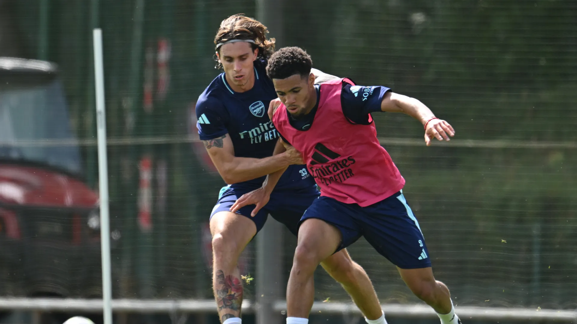 riccardo-calafiori-and-ethan-nwaneri_ax1g5o4hrqih1f1v73k9any47.jpg