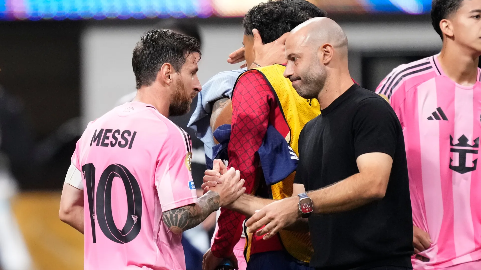 javier-mascherano-and-lionel-messi_13hwnqxfhkwlg1d21bq0gkxsd2.png