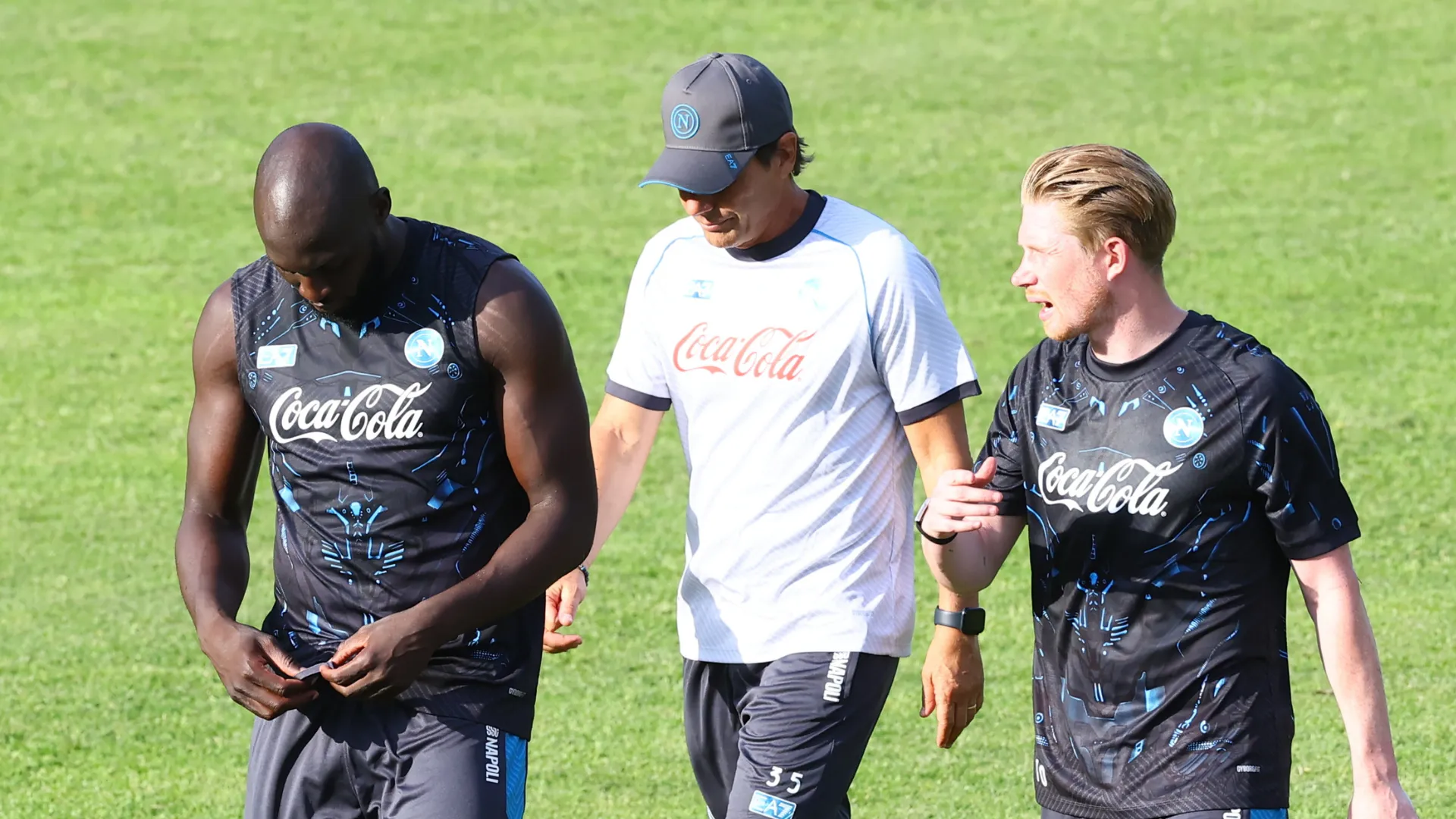 romelu-lukaku-kevin-de-bruyne-and-antonio-conte_5zb5vyo6o86t1njl3p36es52j.png