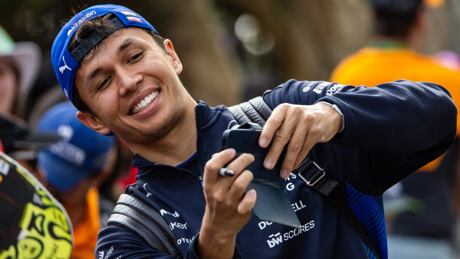 alex-albon-of-williams-with-fans_11sp6fr6bg83i1cler5od63xvi.jpg
