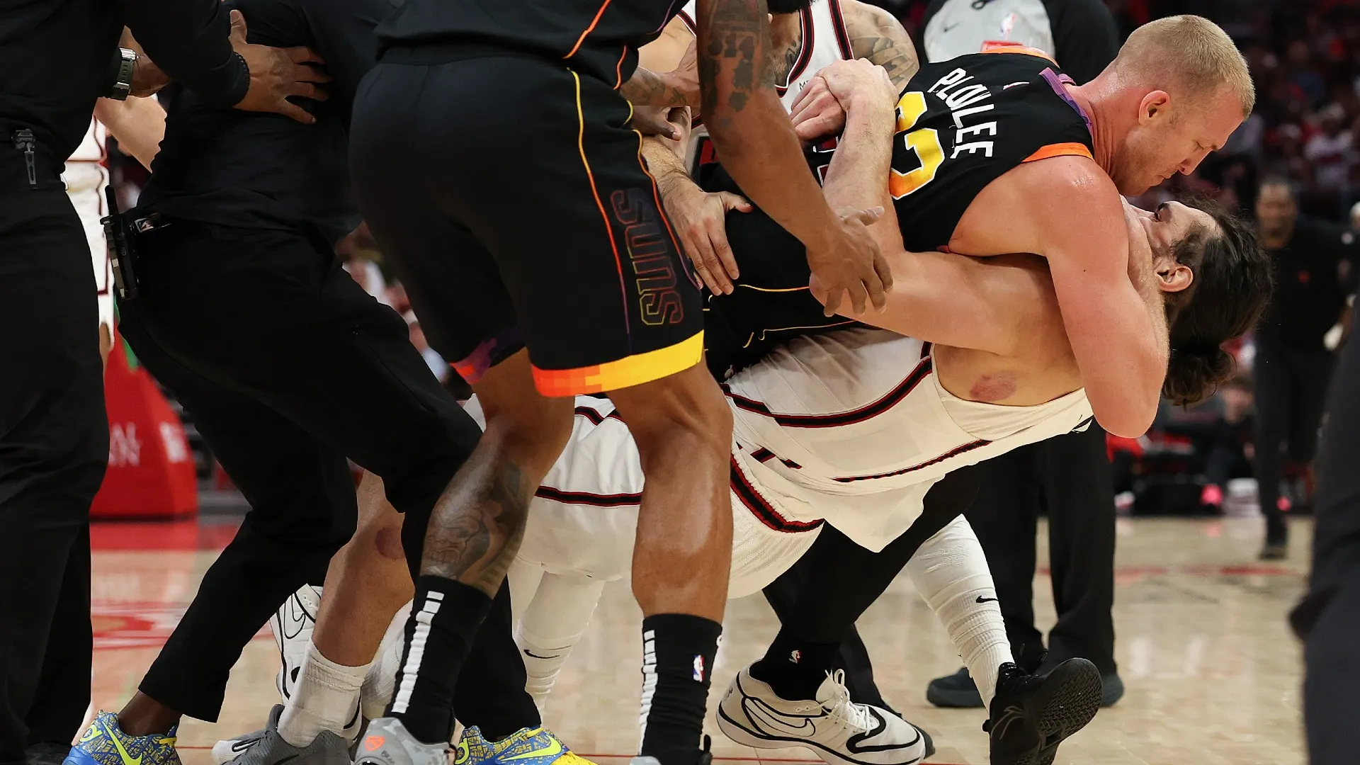 mason-plumlee-and-steven-adams_1cchg70u8xcls1era9e7uk2e5f.jpg