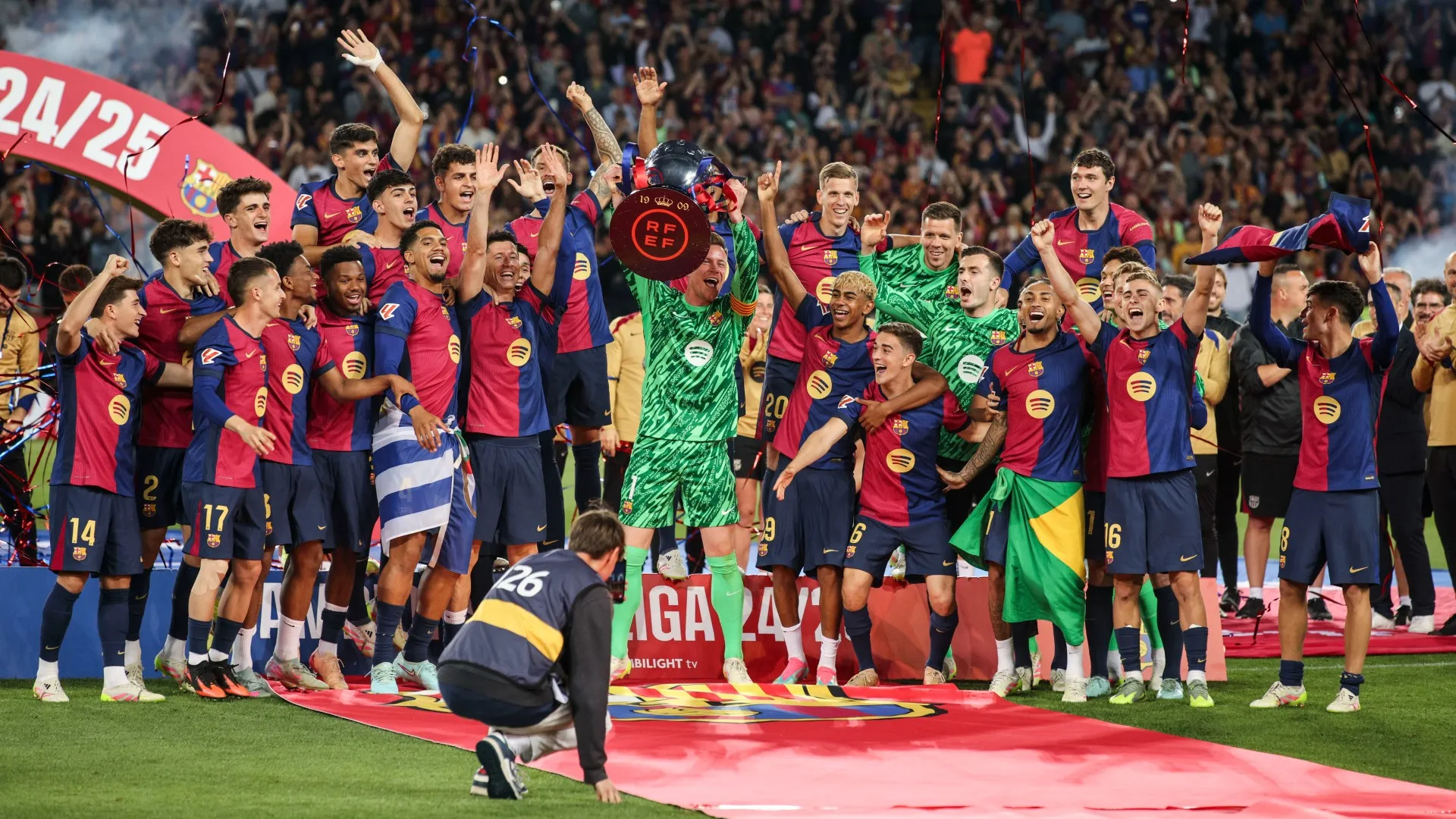 barcelona-trophy-lift_1d4krr7ot21ul1gi8ir3cledb9.jpg