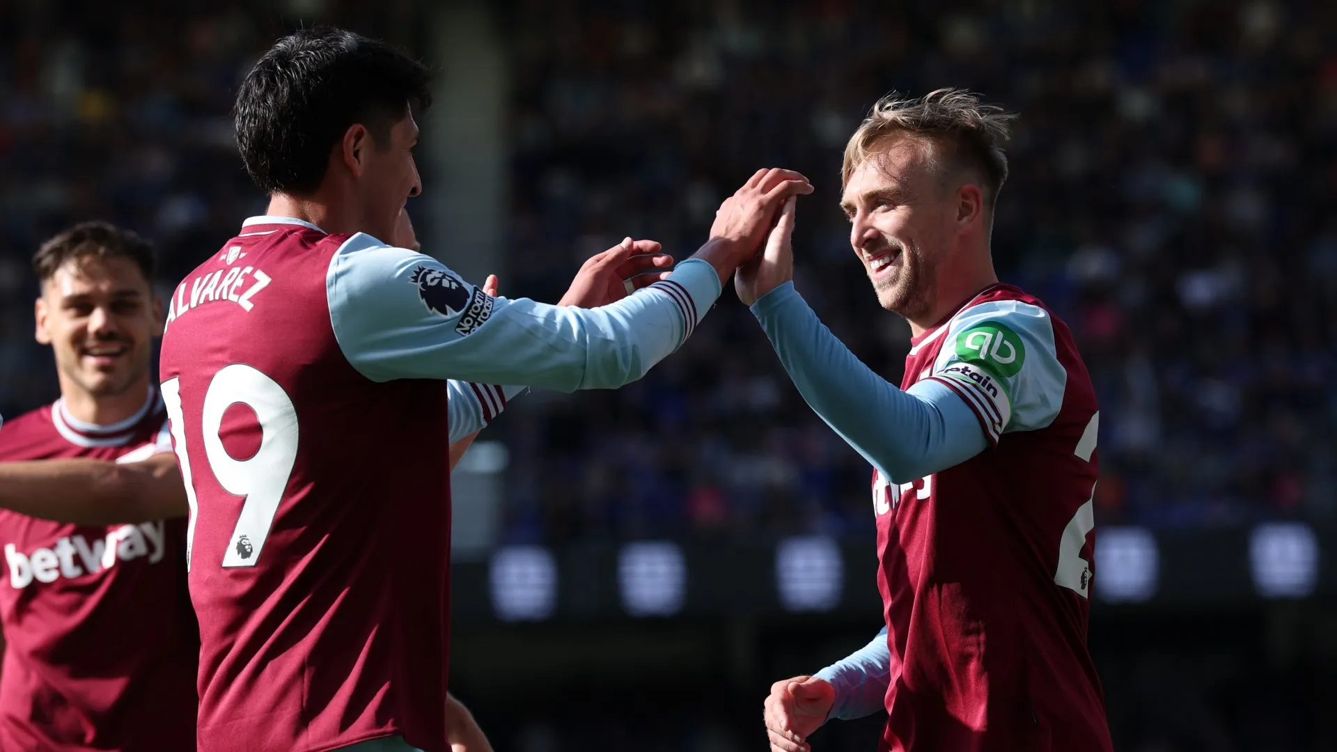 edson-alvarez-and-jarrod-bowen_7r2045mlcslj1ntx2uzbnvnlj.jpg