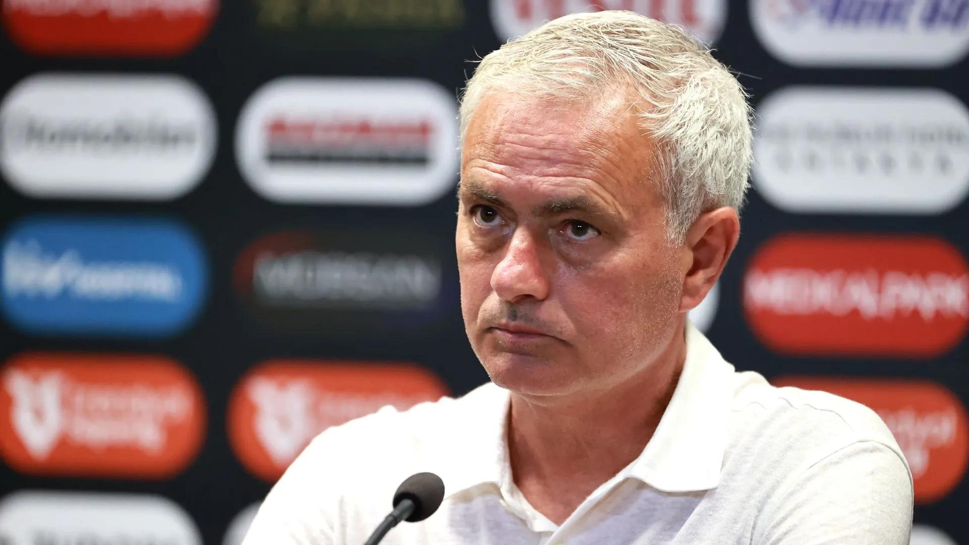 jose-mourinho_1320hbgxtq2ho1jyu01fkeqs2a.jpg