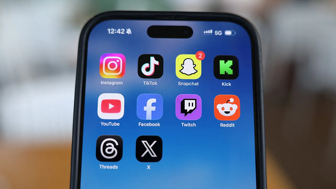 41765360088_SocialMediaAustra.jpg