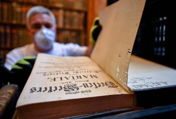 81752460323_oldbook.jpg