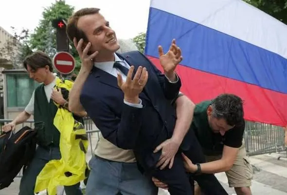 81748903375_Macronstatuestolen.jpg