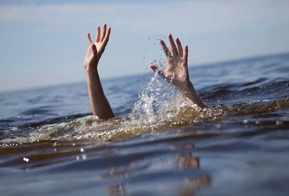 41437108581_DROWNING.jpg