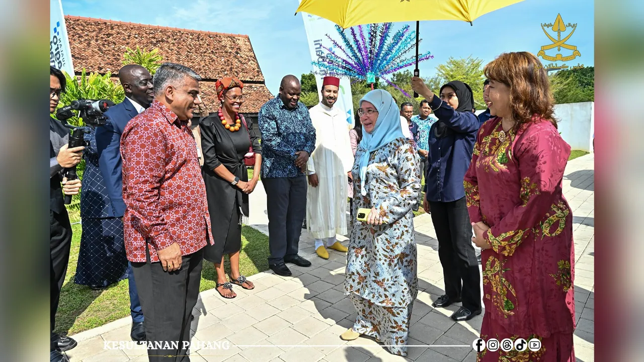 81756847270_TunkuAzizahAminah.jpg