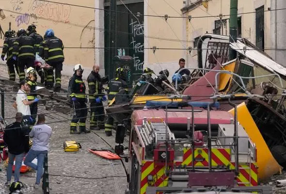 81756938433_Firefightersderail.jpg