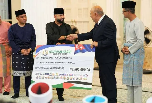 41757252329_tbTunkuIsmailsolat.jpg