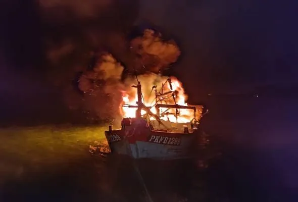 81757383290_Botnelayanterbakar.jpg