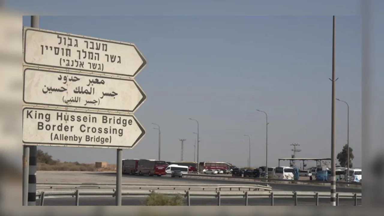41759014657_WestBankcrossing.jpg