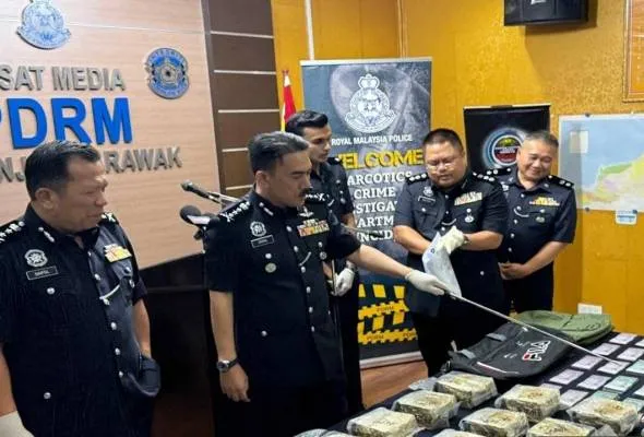 71759141582_PolisSarawakTahan.jpg