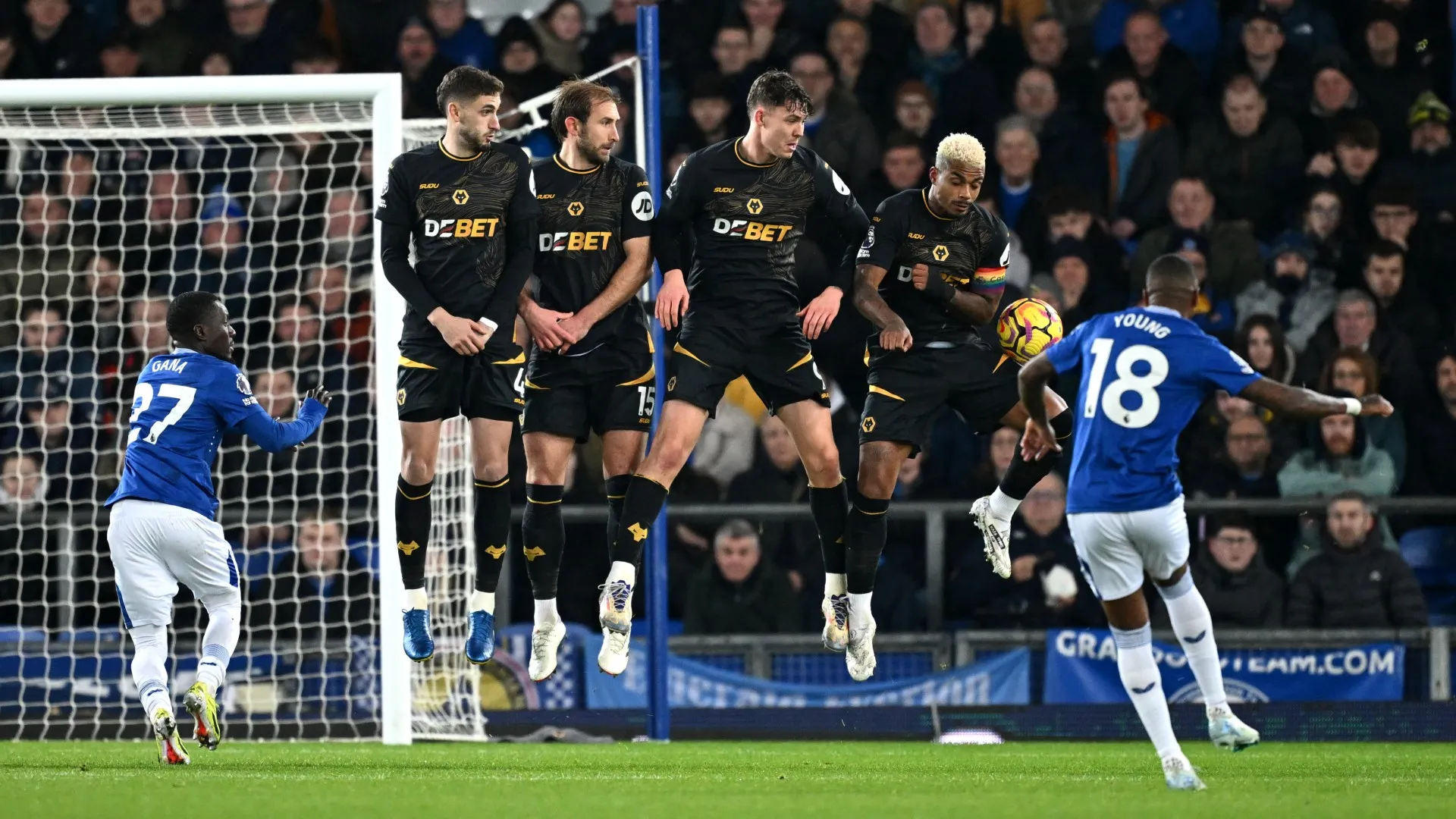 ashley-young-opens-the-scoring-for-everton-from-a-direct-free-kick_3oh60mdwtb3w1e66v97x5yjs7.jpg