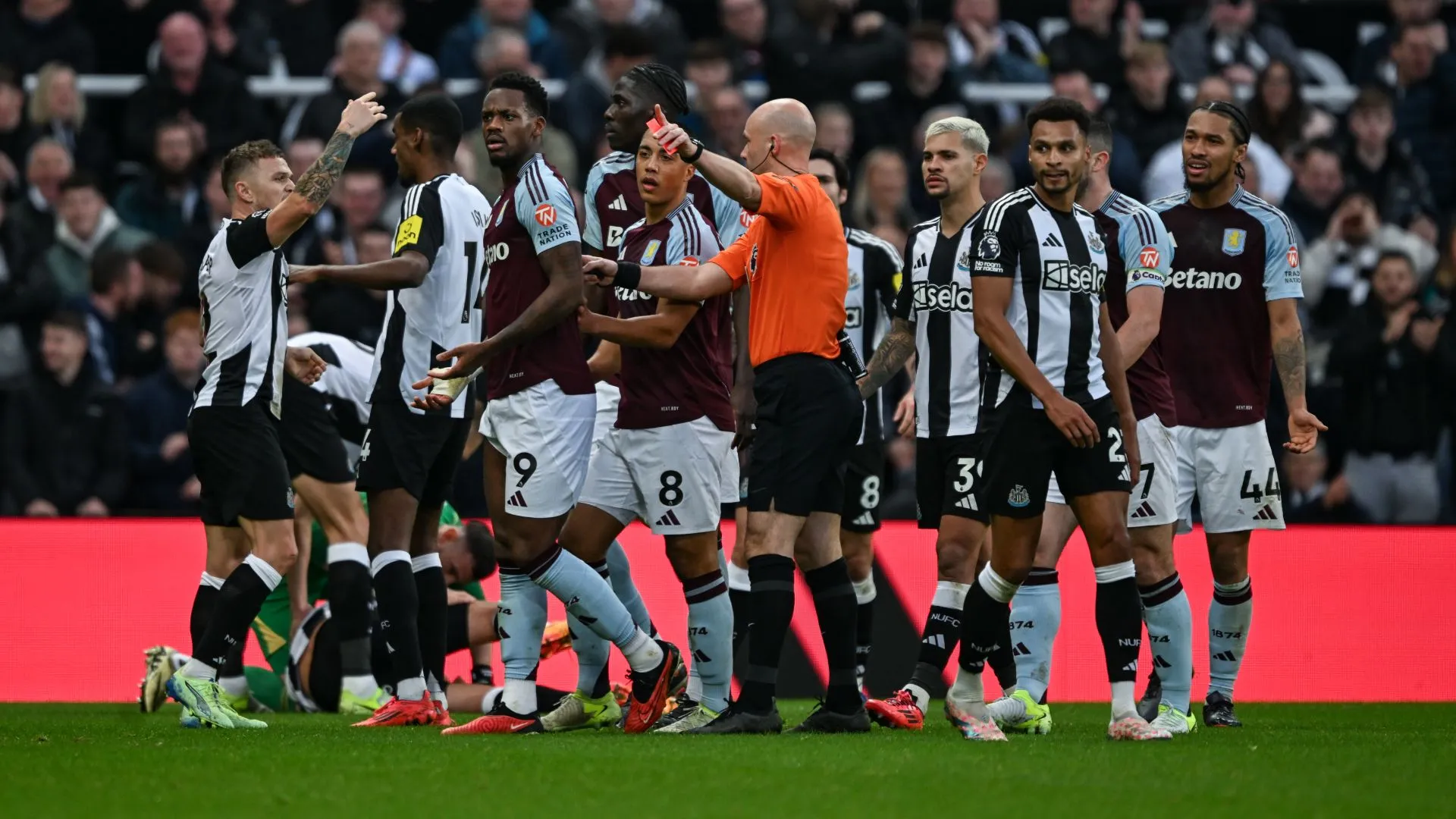 jhon-duran-red-card_1raddj50l3ee21m453asbdmox0.jpg