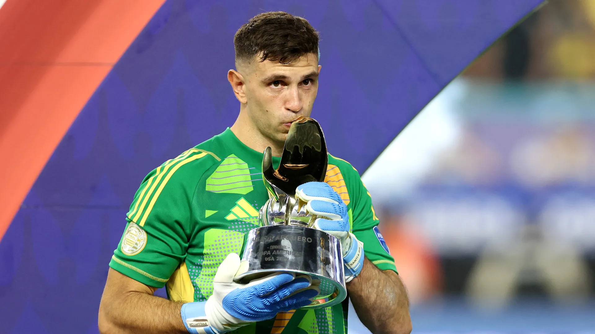 emiliano-martinez_117uwf10scem51179q6hpbt779.png