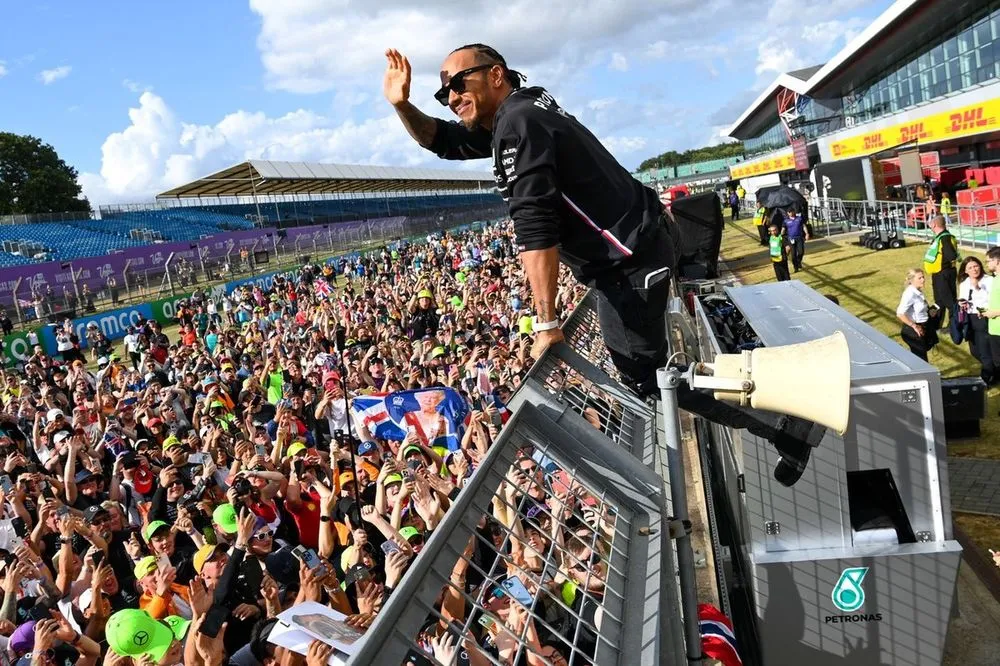 lewis-hamilton-mercedes-amg-3r.jpg