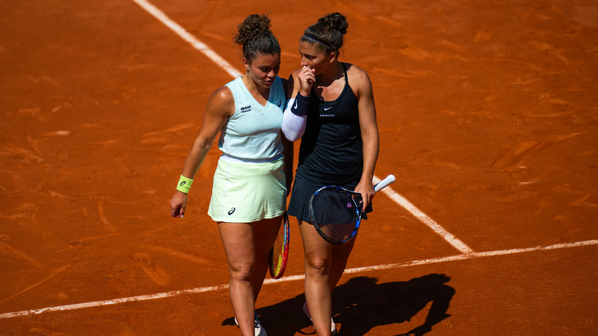 jasmine-paolini-and-sara-errani_1khn8wpbh1ekl16260kcx8kpq2.png