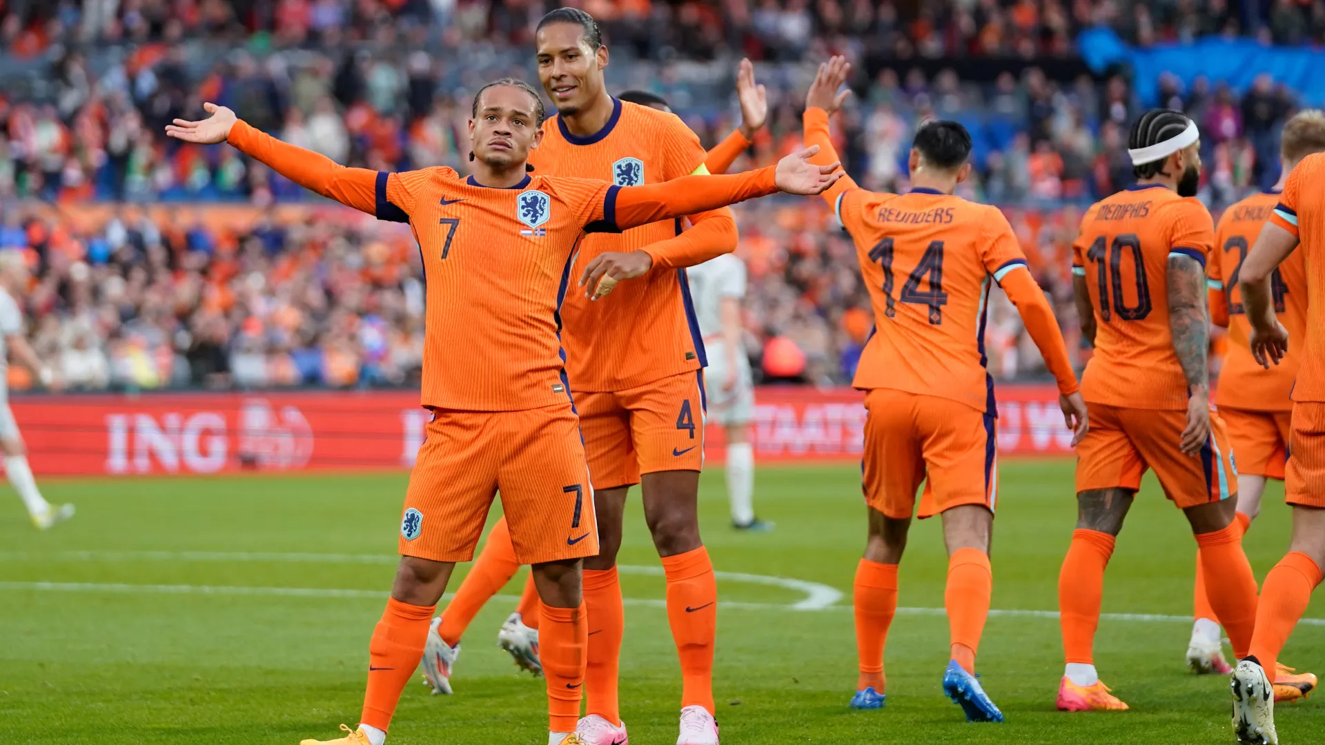 xavi-simons-and-virgil-van-dijk_19g9rcanjb6121m45sgun9py37.jpg