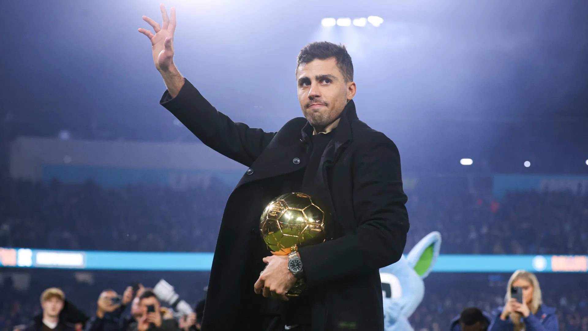 rodri-with-the-ballon-dor-at-manchester-city_1clwxap2khcv11u42xp7zb58kc.jpg