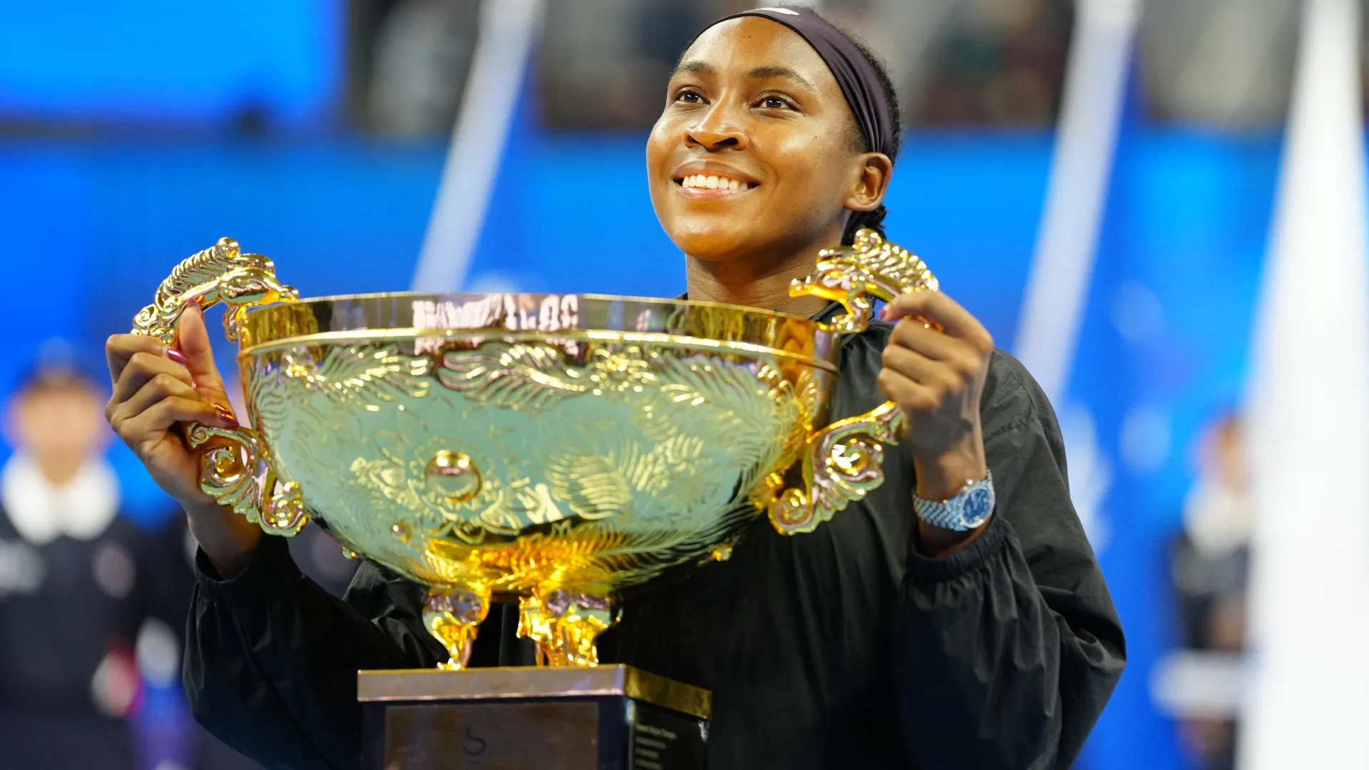 coco-gauff-lifts-the-china-open-trophy_efu9lcljeh291e0qz9voc07sp.jpg