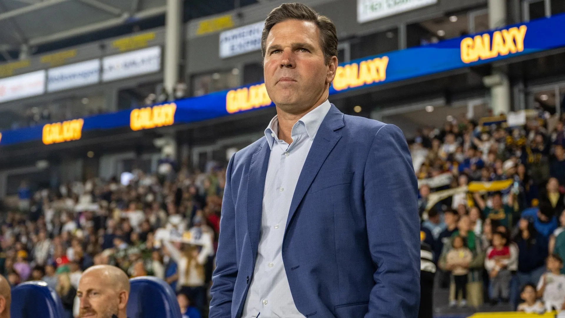 greg-vanney-watches-on-over-la-galaxy_1kar9ixqrn7u11593jkhh26nqz.jpg
