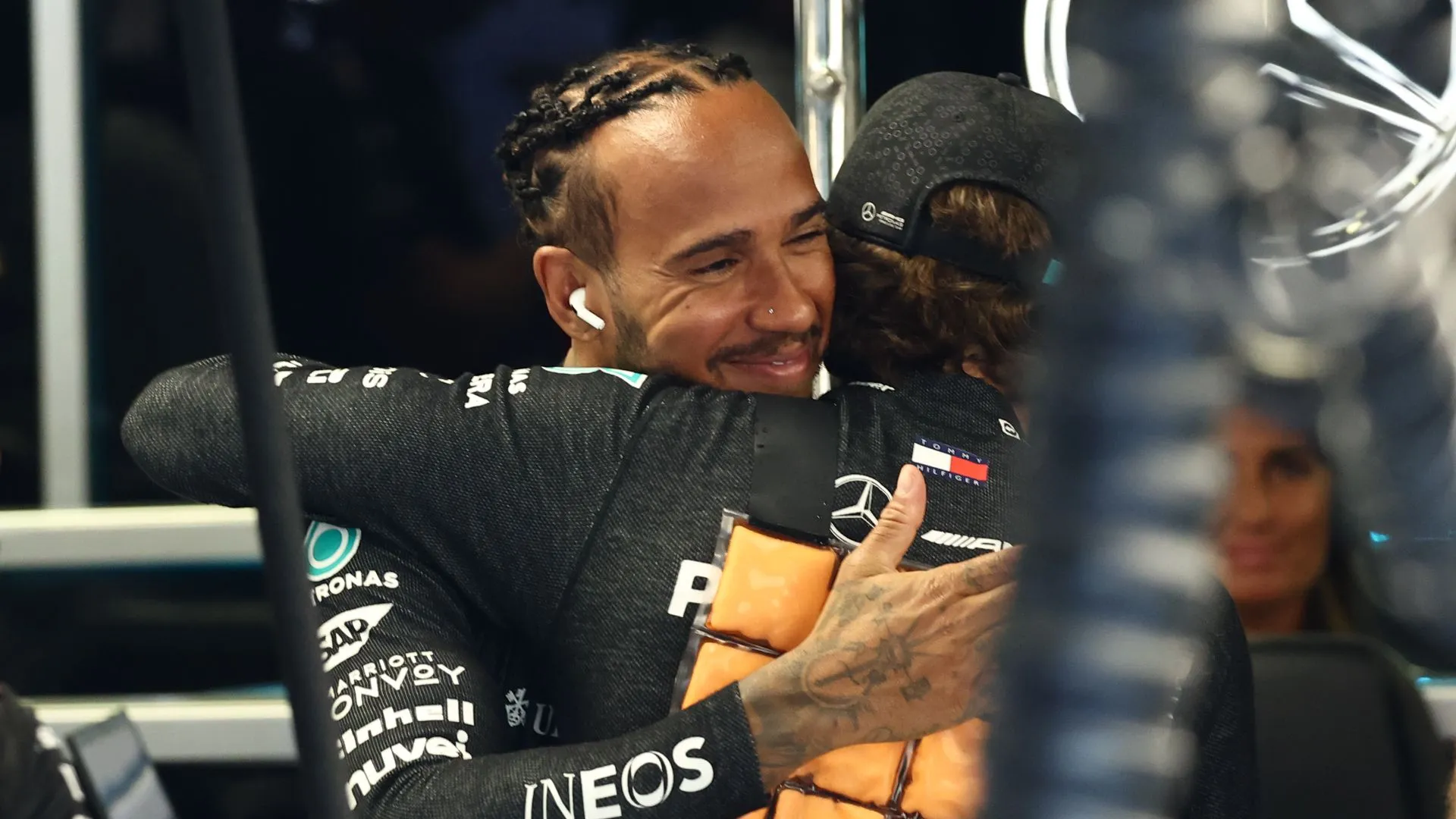 lewis-hamilton-kimi-antonelli_1pwoqpmckw11f15so12oc7baxl.jpg