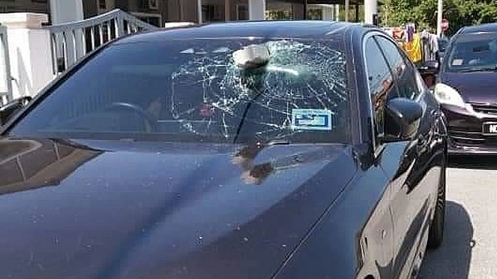 pecah-cermin-kereta-mi.jpg