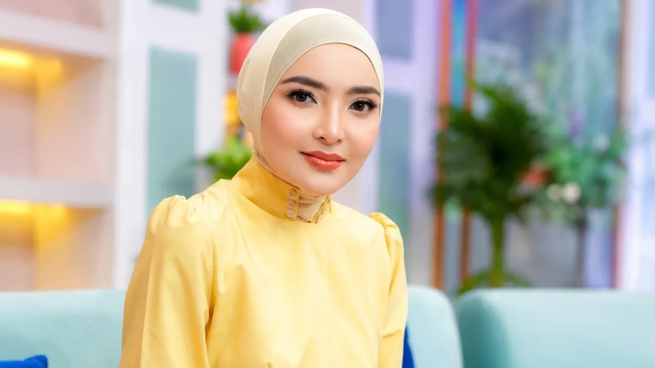 Dua Bulan Berhijab Ashanty Sempat ’Tergoda’ Tengok Baju Lama: “Ruginya Kalau Saya Tak Pakai…”