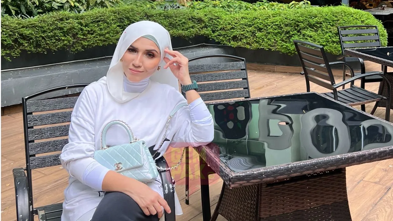 Shikin Maembong Kongsi Foto Berhijab, Peminat Doa Moga Istiqamah  - “Hadiah Hari Jadi Suami”