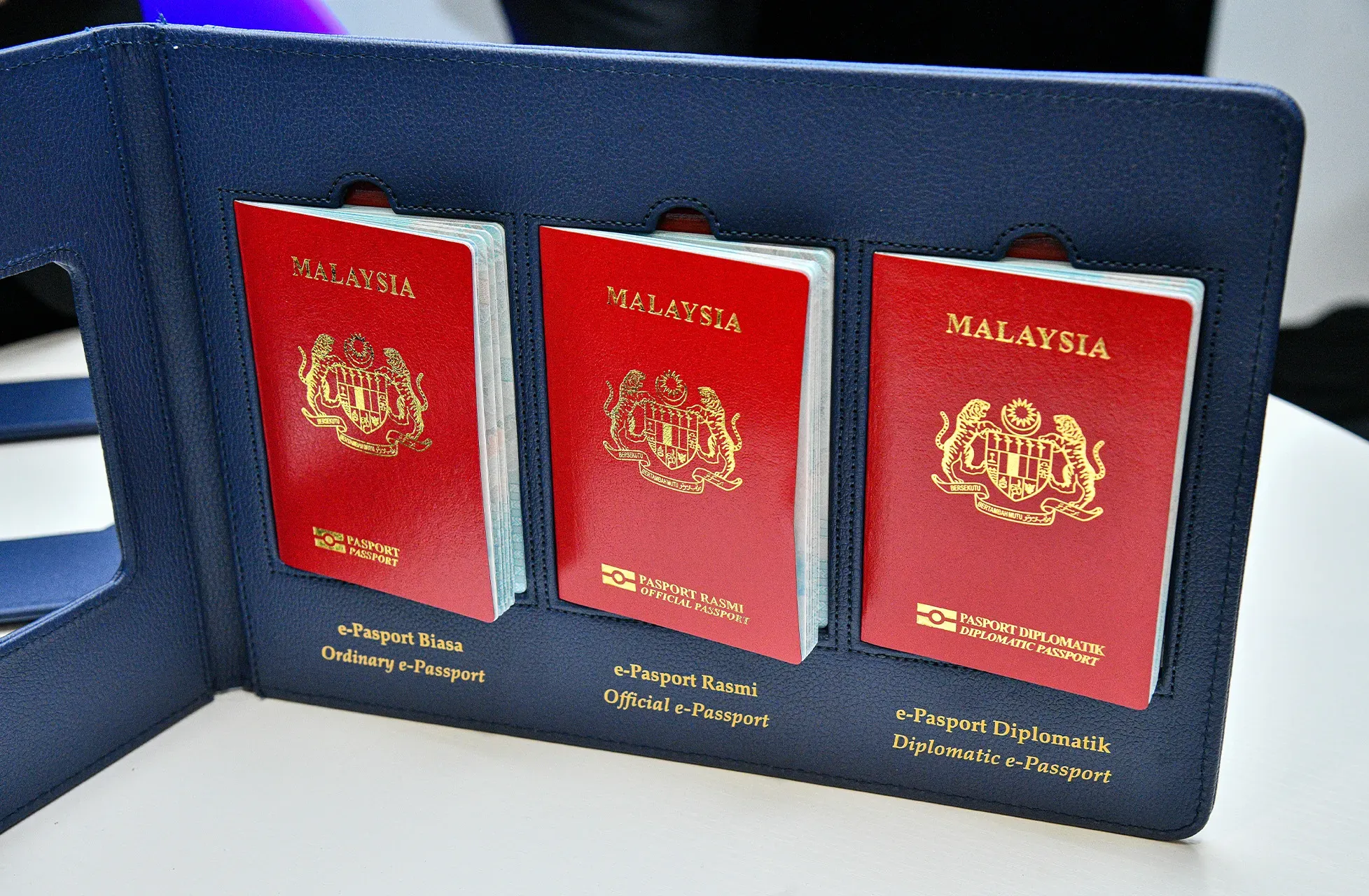 Malaysia kekal dalam kelompok 10 pasport paling berkuasa di dunia apabila menduduki tempat ketujuh dalam Indeks Pasport Henley 2026 dengan pemegang pasport Malaysia menikmati akses tanpa visa atau visa semasa ketibaan ke 183 destinasi.