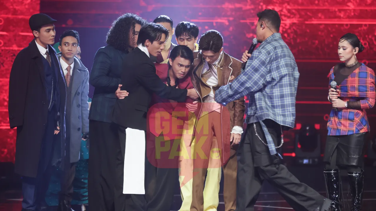 Riefa juga kelihatan gagal mengawal keadaan dan hampir rebah di atas pentas. 