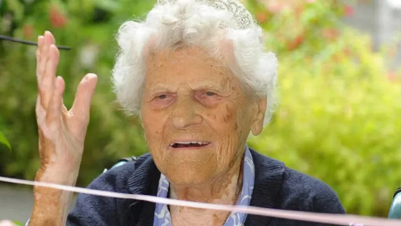 Caterham, yang menetap di Hallmark Lakeview Care Home di Lightwater, Surrey, barat daya London, meluangkan masa bersama keluarga dan rakan-rakan bagi meraikan hari istimewa itu pada Jumaat.