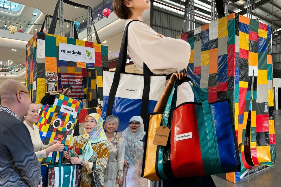Dari Sisa Industri Jadi Beg Gergasi, Projek Upcycle Malaysia Raih Pengiktirafan Malaysia Book of Records