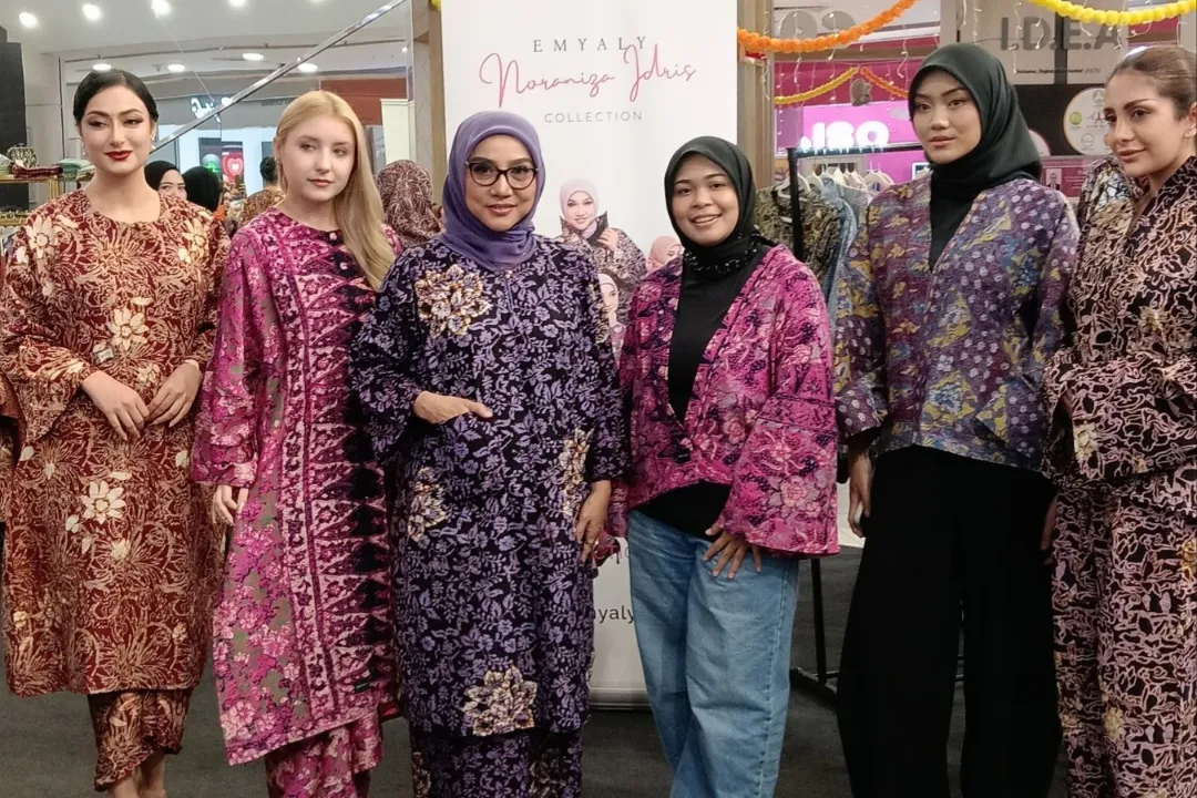 Noraniza Idris Angkat Pesona Batik Terengganu, Kolaborasi EMYALY Tampilkan Sentuhan Tradisional Moden