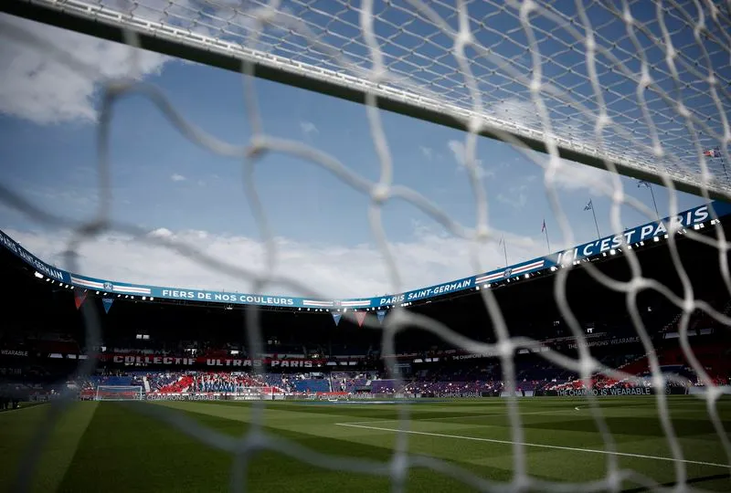 EUROPE-WEATHER-SOCCER-FRANCE:Soccer-Heatwave-damaged Parc des Princes pitch forces PSG fixture switch
