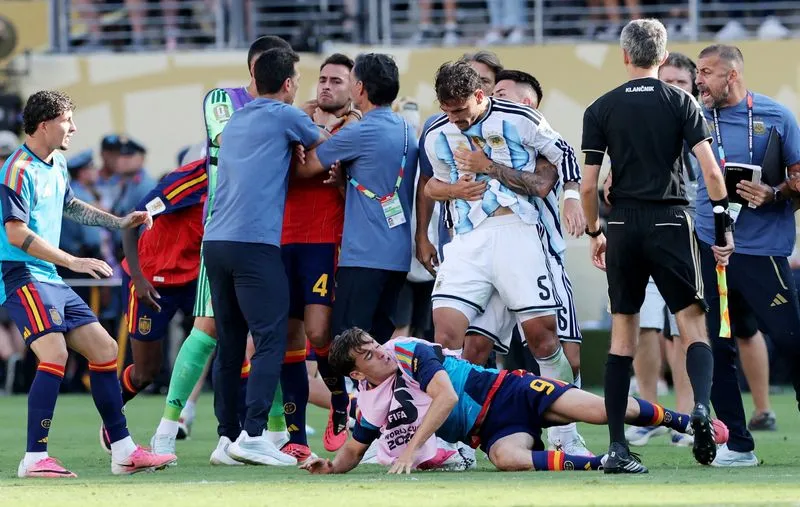 SOCCER-WORLDCUP-ESP-ARG:Soccer-Paredes banned for 10 games after World Cup final fracas, Argentina fined