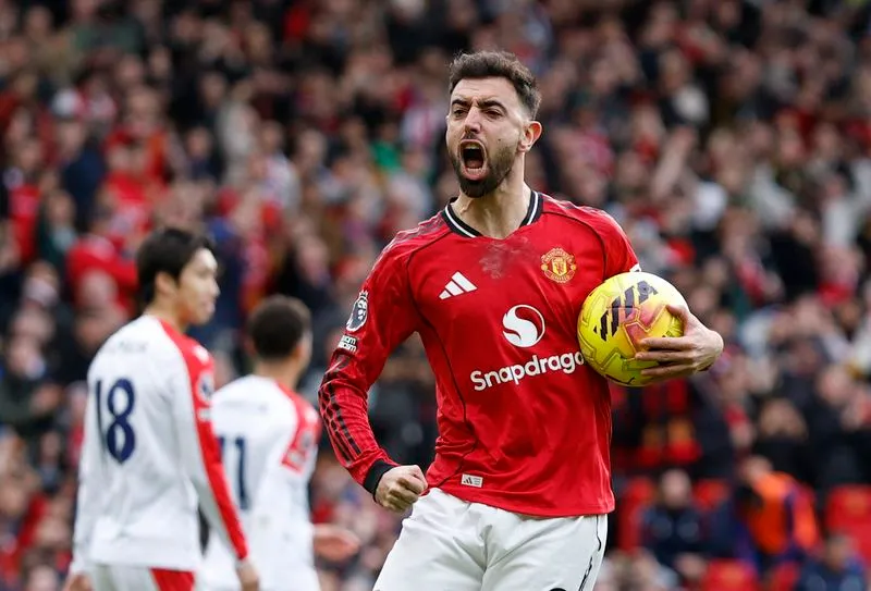 SOCCER-ENGLAND-AWARDS:Soccer-Man United's Fernandes named PFA Player of the Year