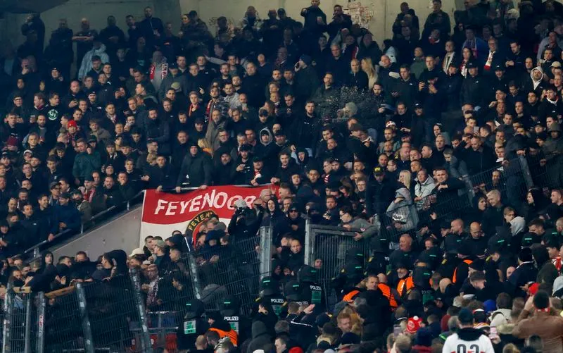 SOCCER-NETHERLANDS:Soccer-Feyenoord ban their own travelling fans from next two away matches